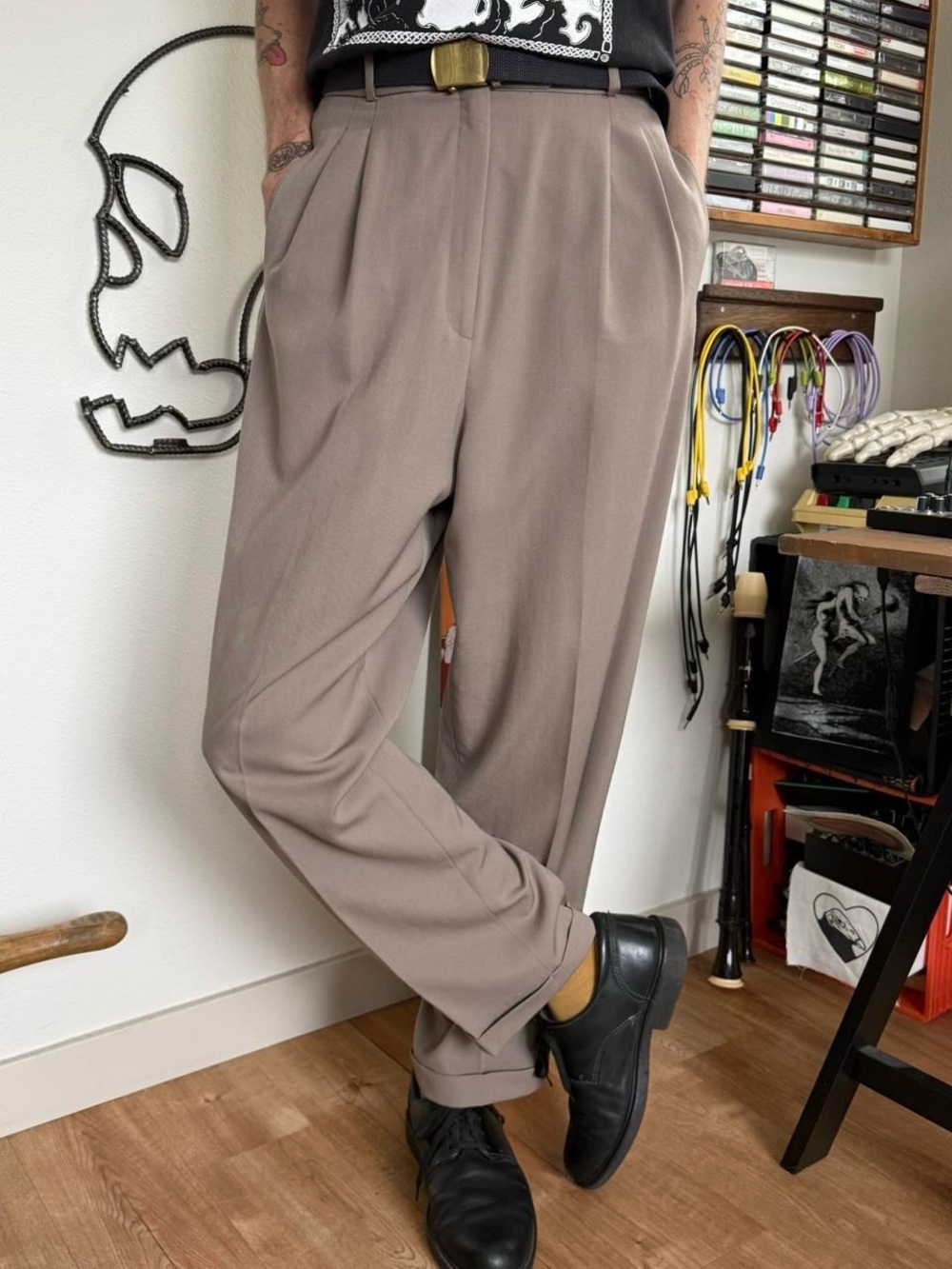 💀 SOLD 💀 Vintage 90s Tan Wool Pleated High Waisted Trousers ~ Size 32